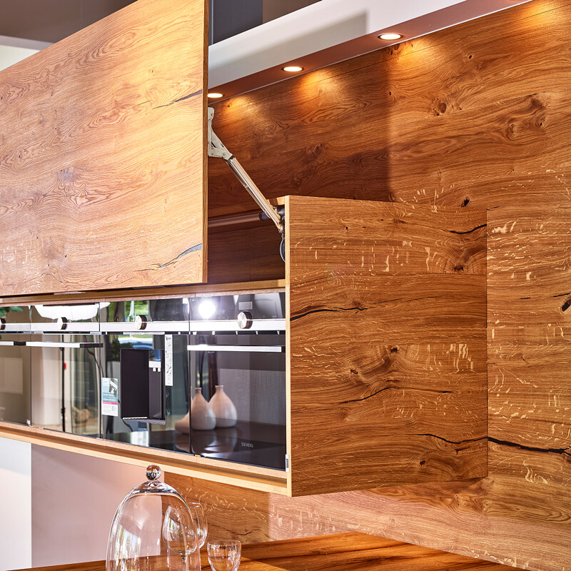 Maßgefertigte Küche in weiß und Balkeneiche aus unserer eigenen Werkstatt "Unikat by Ekelhoff"