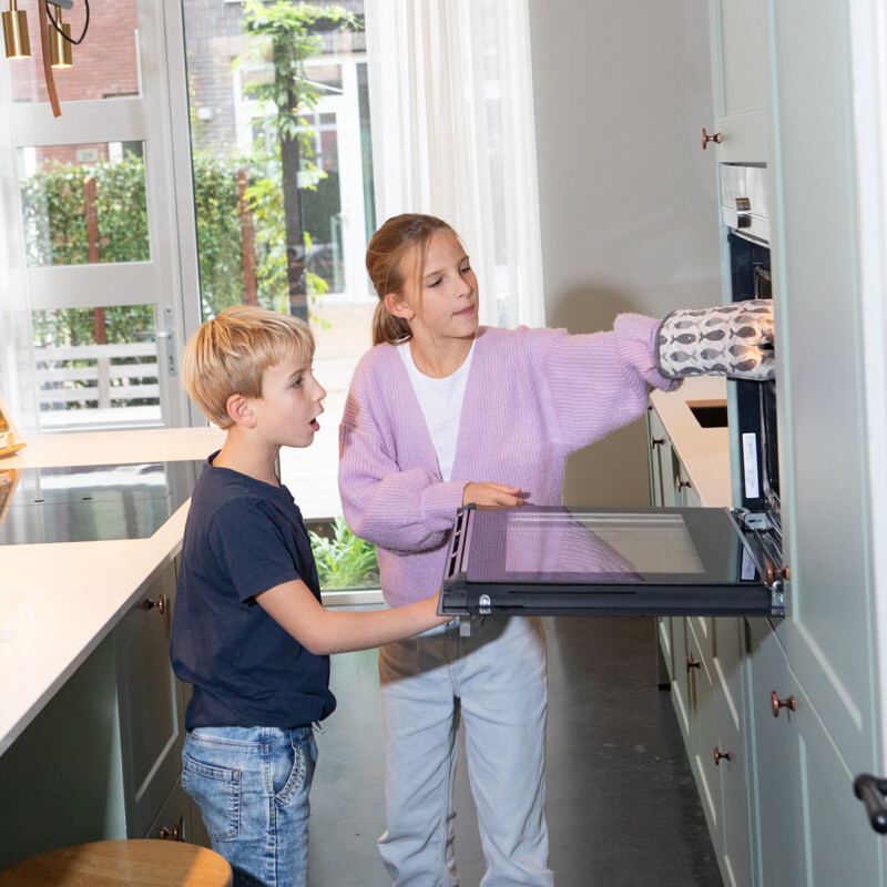 Plätzchen backen-Salbeigrüne Küche mit Insel-Ekelhoff Küchen