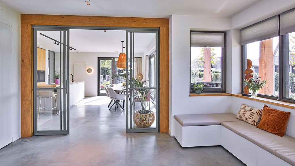 Maatwerkkeuken in Blakeneiken met keukeneiland van Ballerina Keukens. Het aanrechtblad is van Dekton keramiek. Ekelhoff Küchen in Duitsland