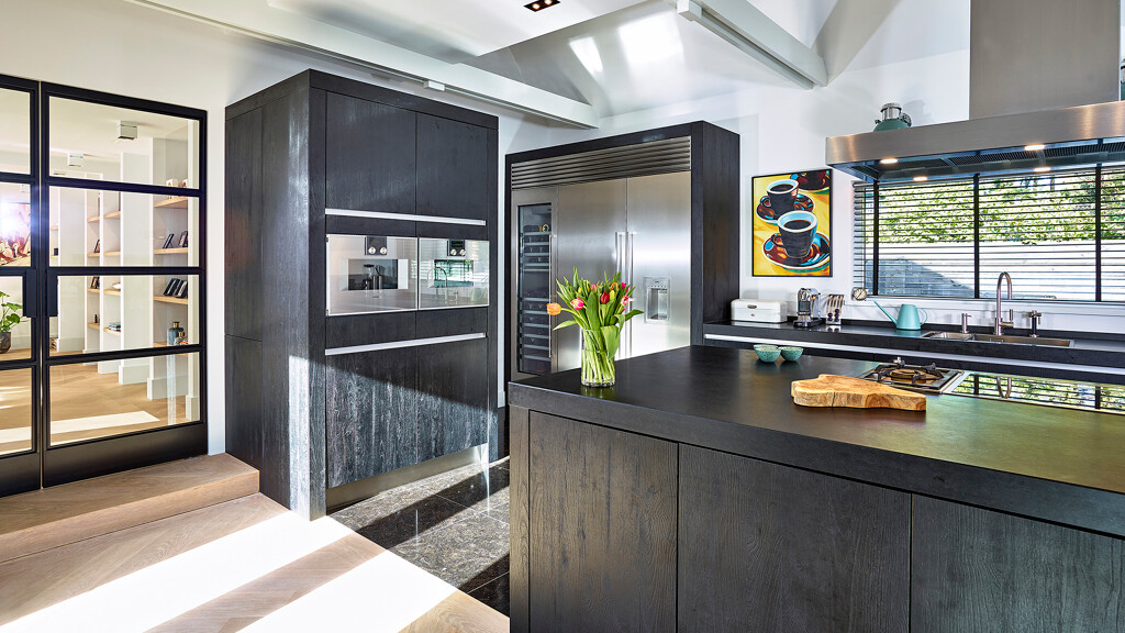 Zwarte keuken op maat in Sherwood eiken van Ekelhoff Keukens Nordhorn