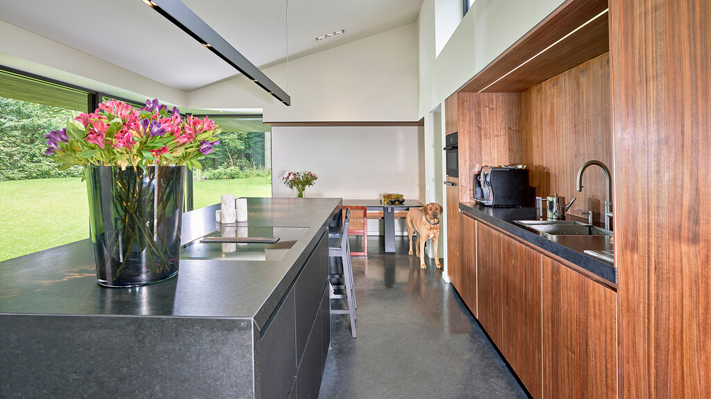 Maßgefertigte Küche Kochinsel - Inselküche in Onyxschwarz Fenix mit Rückwand und Nische in Nussbaum