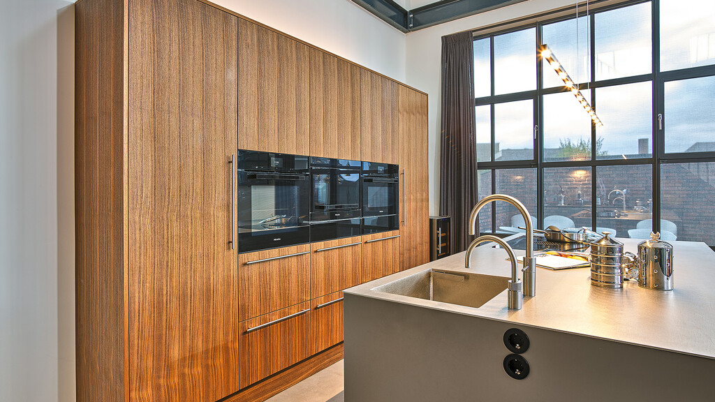 Maatwerkkeuken UNIKAT met notenhouten fronten en kookeiland_Ekelhoff Keukens