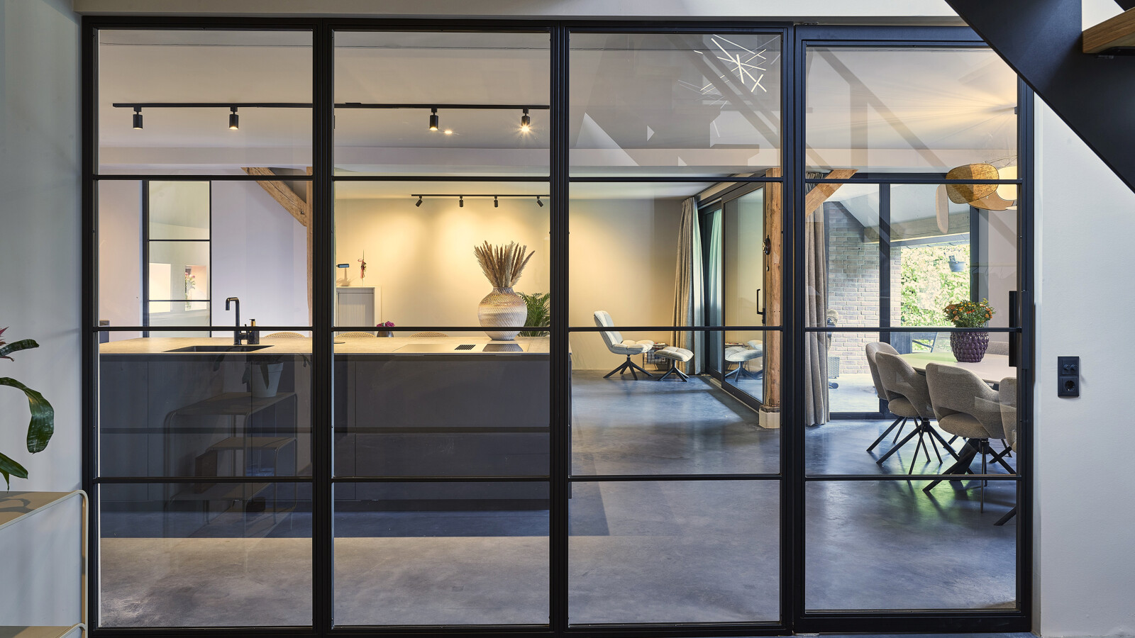 Moderne schwarze Inselküche von Contur - realisiert von Ekelhoff Küchen in Nordhorn.