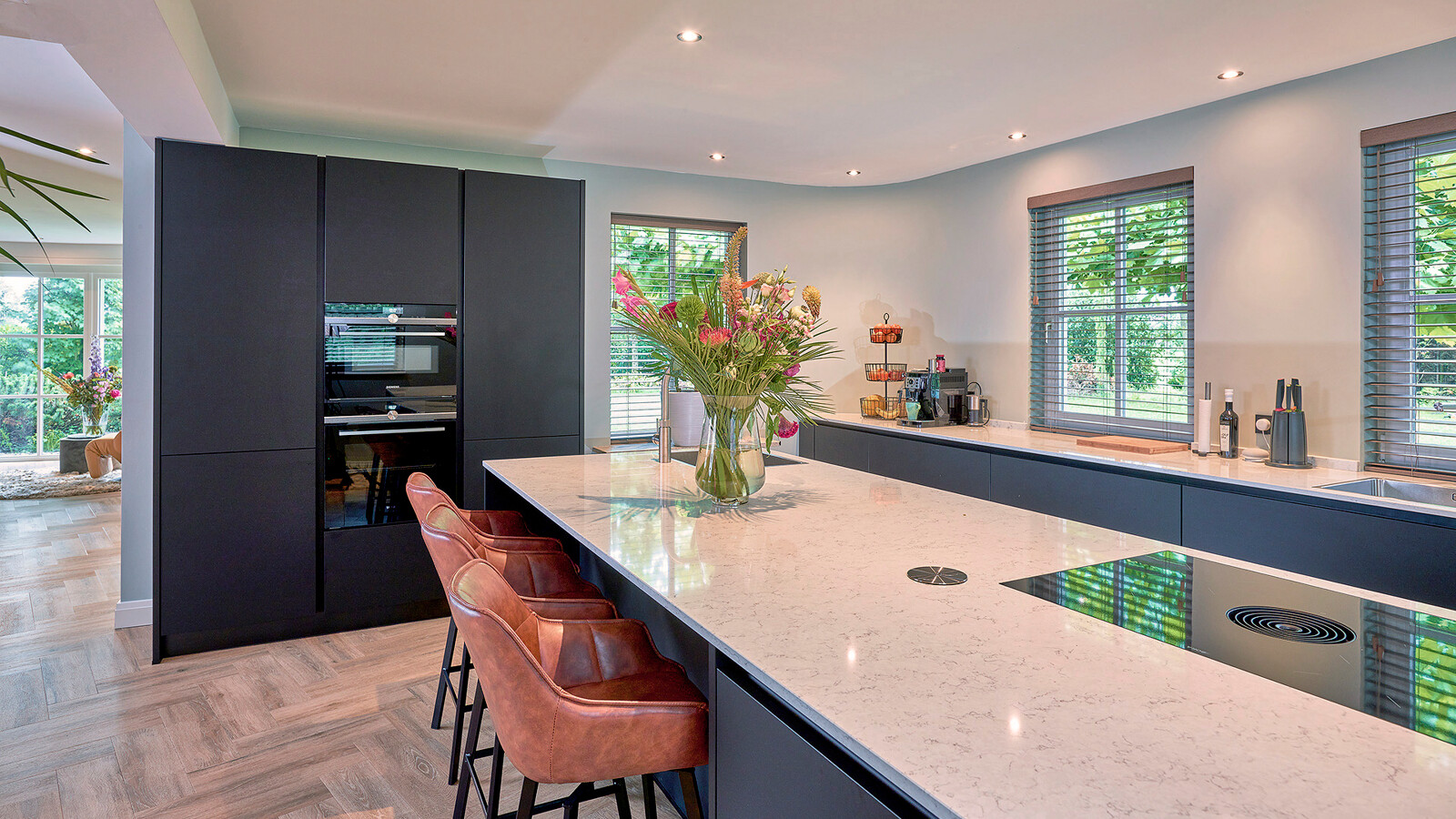 Mat zwarte eilandkeuken_Contur_Ekelhoff Keukens Duitsland