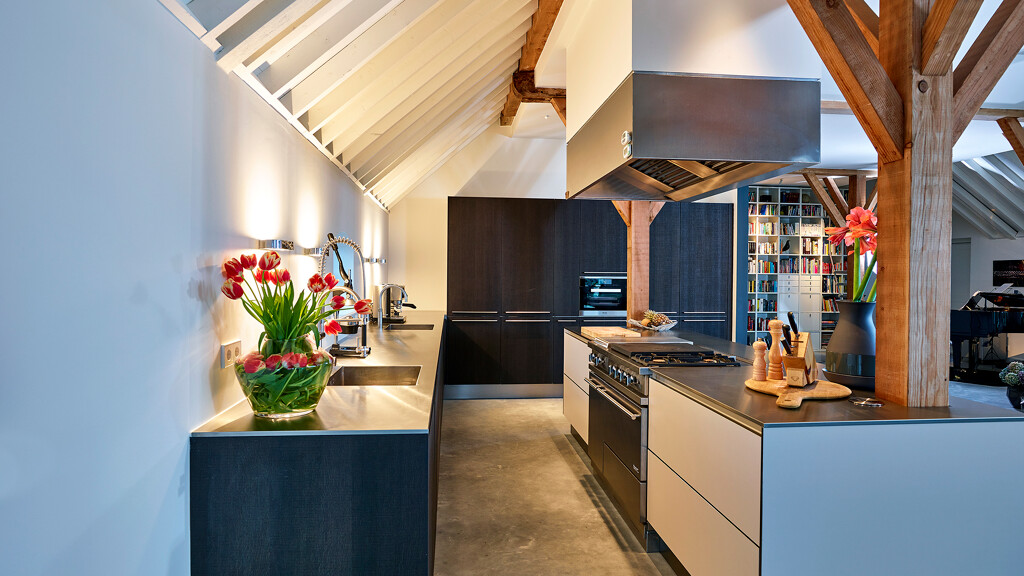 Moderne Landhausküche in dunkel geräucherter Eiche und Küchenarbeitsplatte aus Edelstahl. Ekelhoff Küchen in Nordhorn