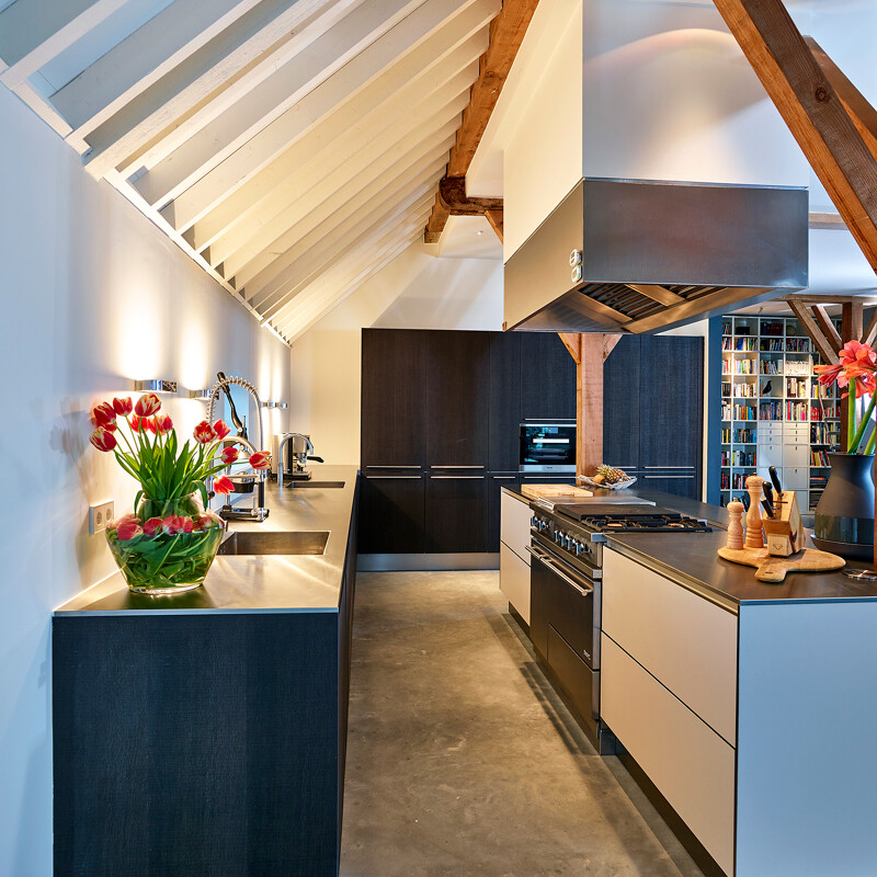 Moderne landelijke keuken in donker gerookt eiken en RVS keukenblad. Ekelhoff Keukens in Nordhorn