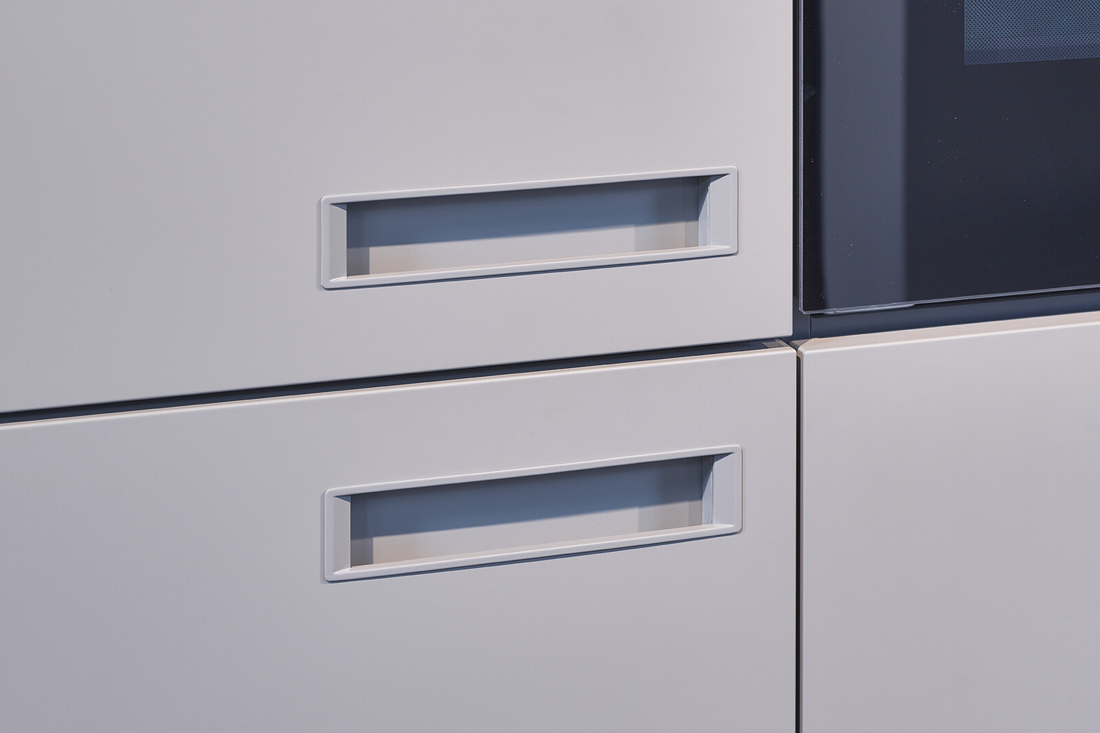 Showroomkeuken: next125 designkeuken in Terragrijs met next125 verzonken greepuitsparingen
