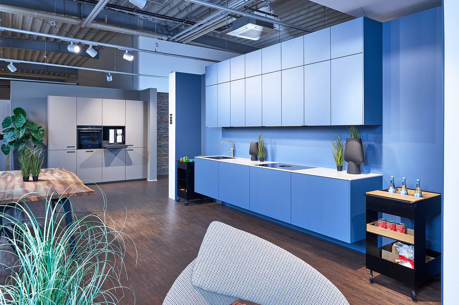 next125 Blauwe designkeuken met taupe kastenwand