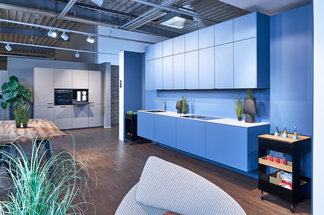 next125 Blauwe designkeuken met taupe kastenwand