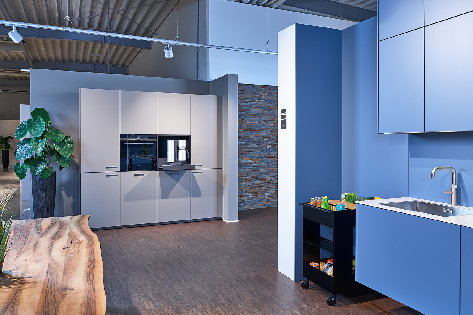Showroomkeuken: next125 Blauwe designkeuken met taupe kastenwand