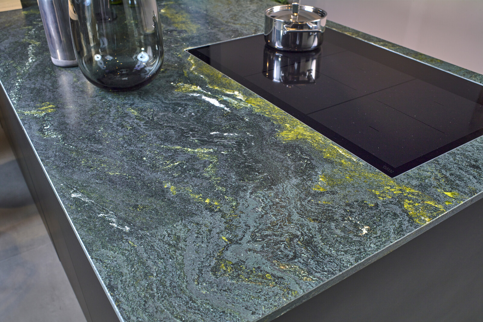 Showroomkeuken: next125 designkeuken met groen graniet aanrechtblad Panoia mat