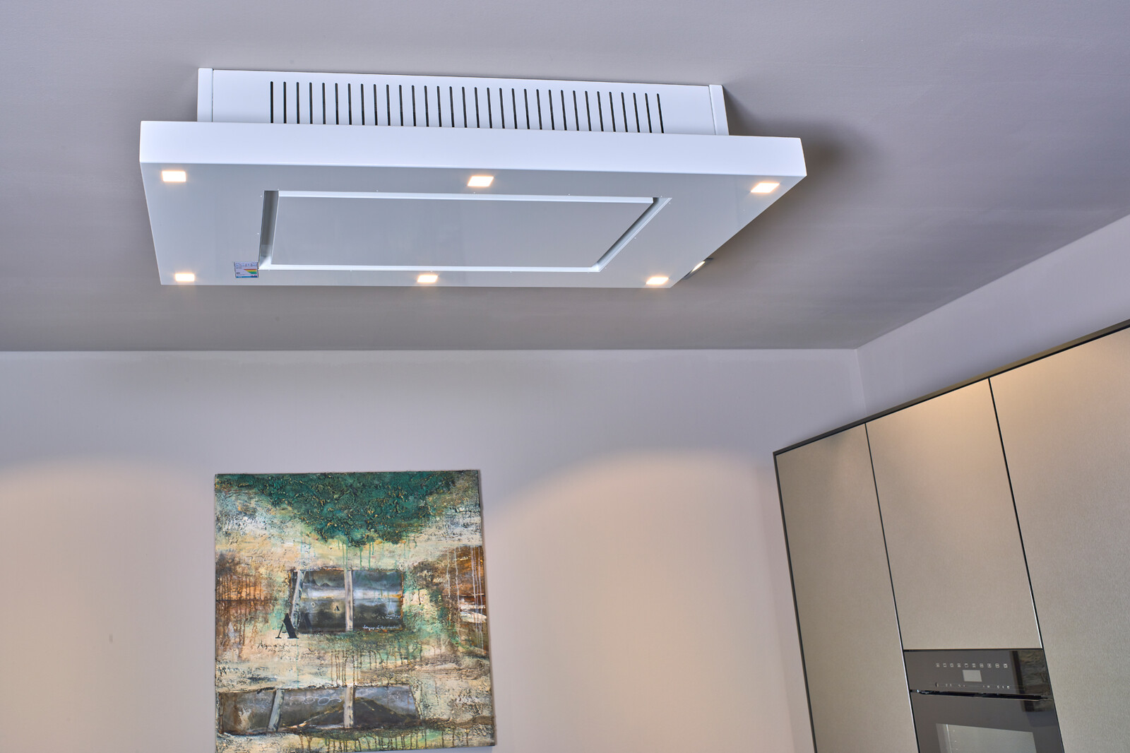 Showroomkeuken: next125 designkeuken in SensiQ met groen graniet blad en o+F plafondafzuigkap