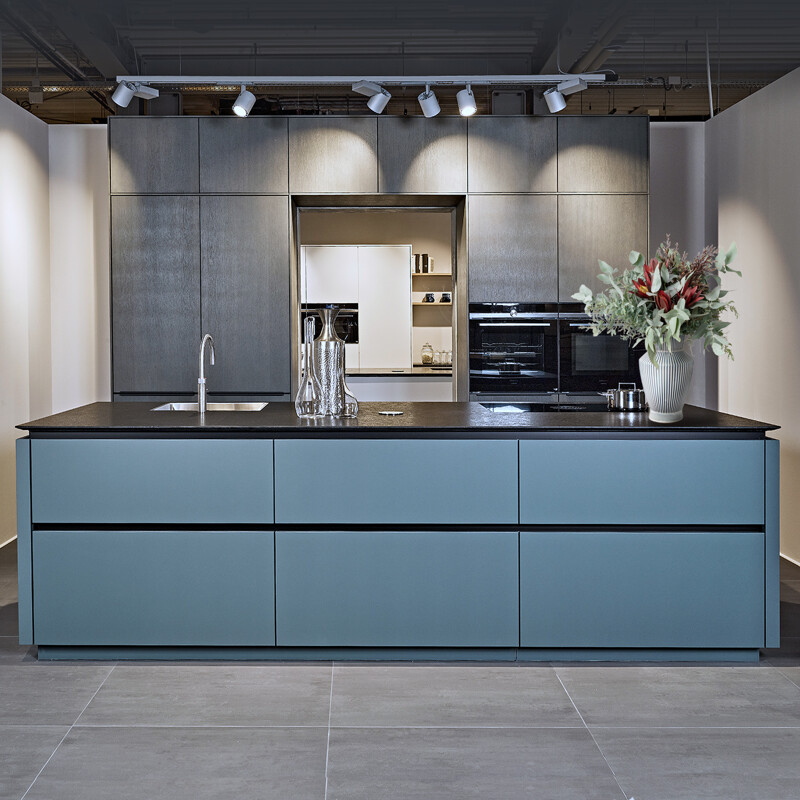 next125 eilandkeuken in Kobaltgroen en parelgrijs eiken_Ekelhoff Keukens