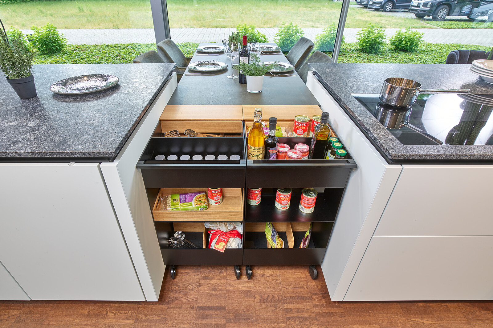 Showroomkeuken: next125 eilandkeuken in wit en grafietgrijs eiken met twee next125 trolleys