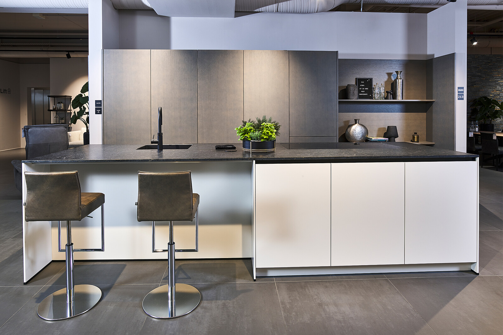 Showroomkeuken-next125 keuken met pocketdeuren en Black Ice graniet_Ekelhoff Keukens
