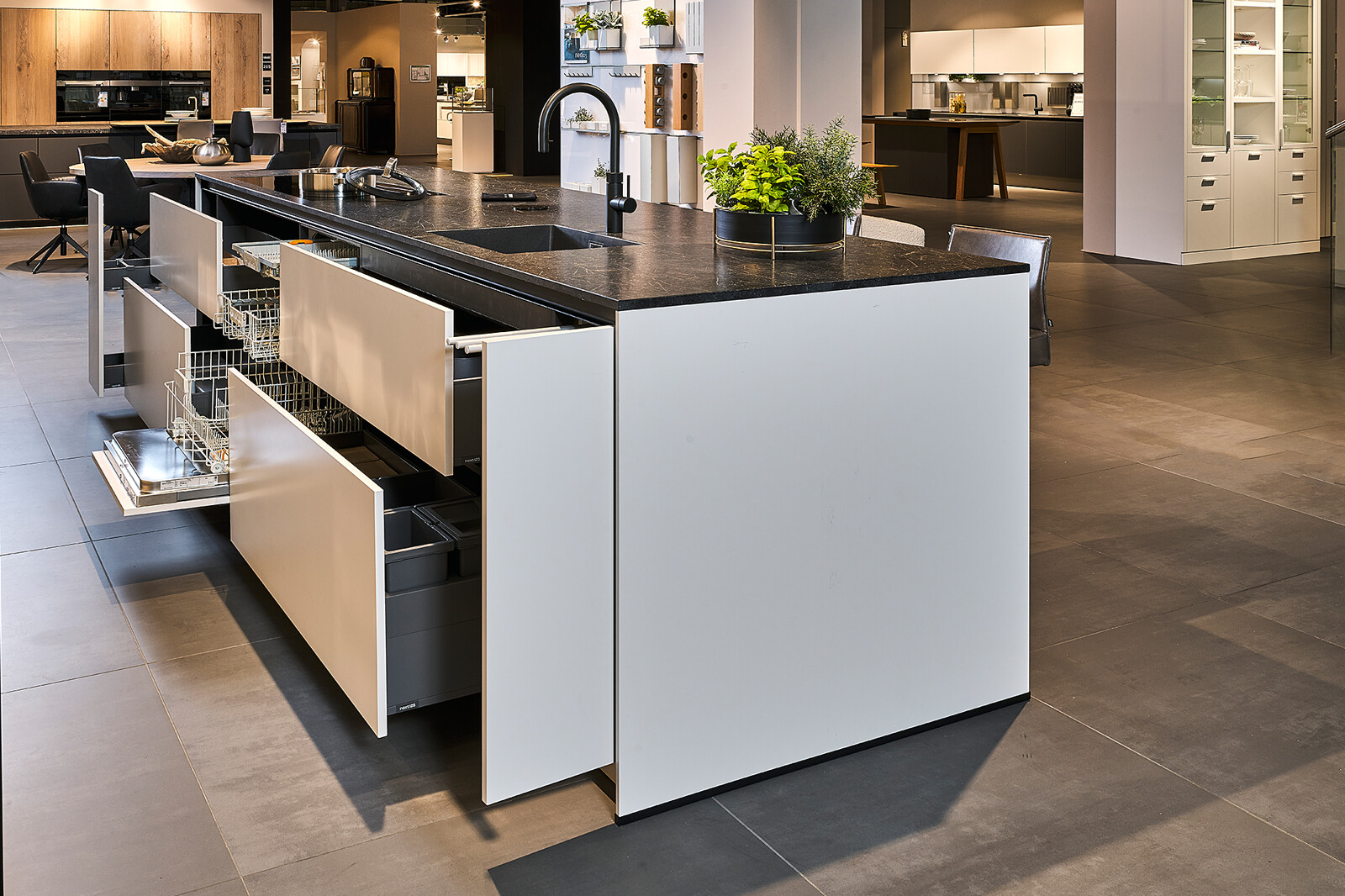 next125 showroomkeuken met pocketdeuren en Black Ice graniet-Ekelhoff Keukens