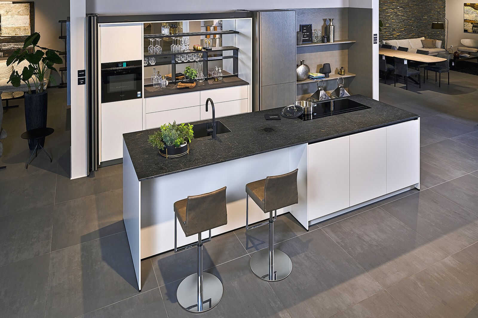 Sale_design showroomkeuken_next125 keuken_pocketdeuren_kookeiland met bar en Black Ice graniet