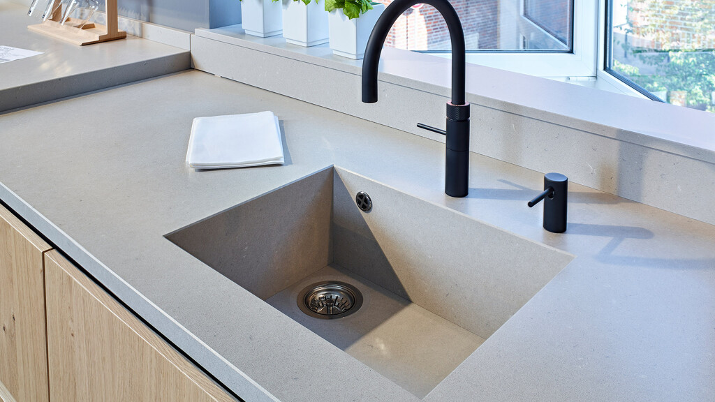 Houte keuken en licht keukenblad met spoelbak van next125 - bij -Ekehoff Duitsland