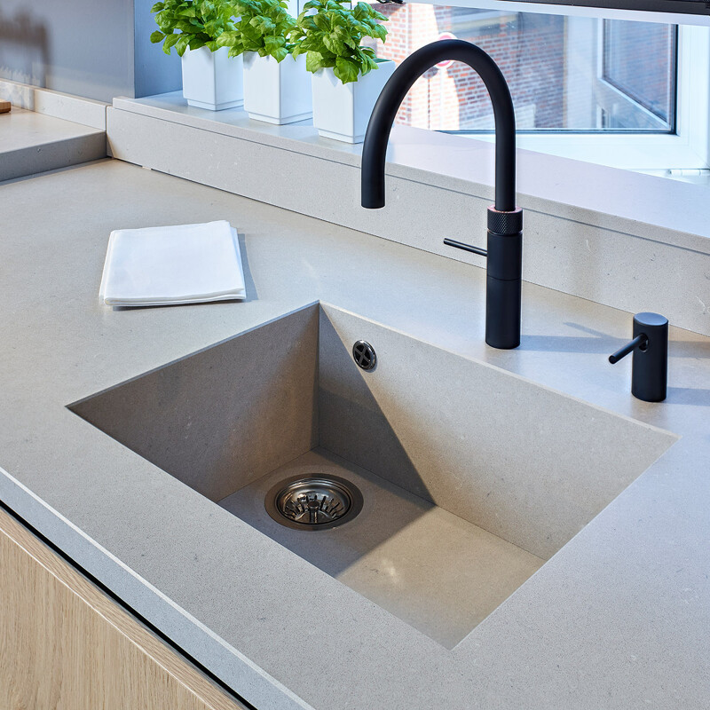 Holzküche und helle Küchenarbeitsplatte mit Spüle von next125 - bei Ekelhoff Deutschland