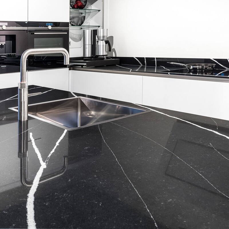 Weiße Eckküche mit Spülinsel und dunkler Komposit Silestone Arbeitsplatte - Eternal Marquina 2