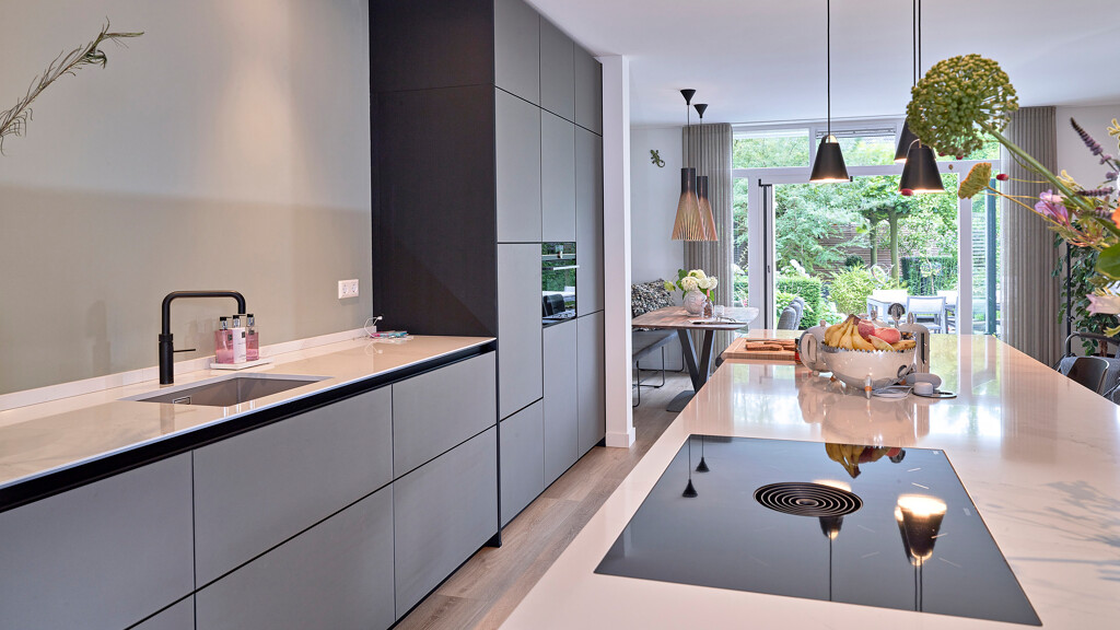 Bekijk deze prachtige next125 NX NX912 eilandkeuken  met matglasfronten en lees de keukenreview van onze klanten.