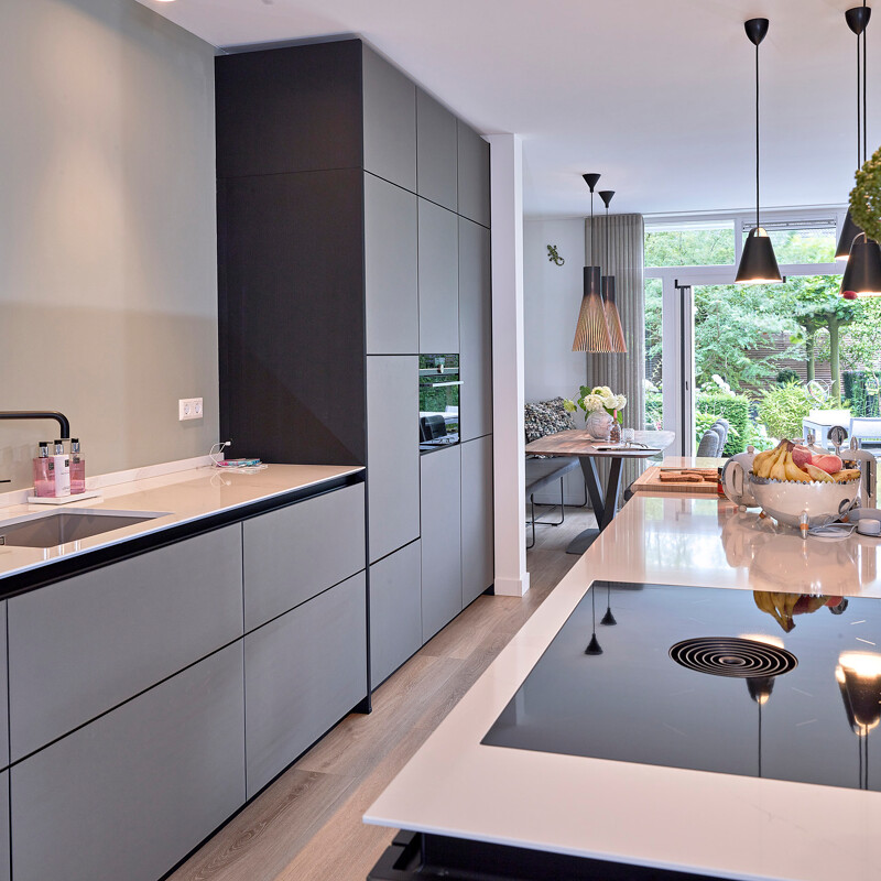 Bekijk deze prachtige next125 NX NX912 eilandkeuken  met matglasfronten en lees de keukenreview van onze klanten.