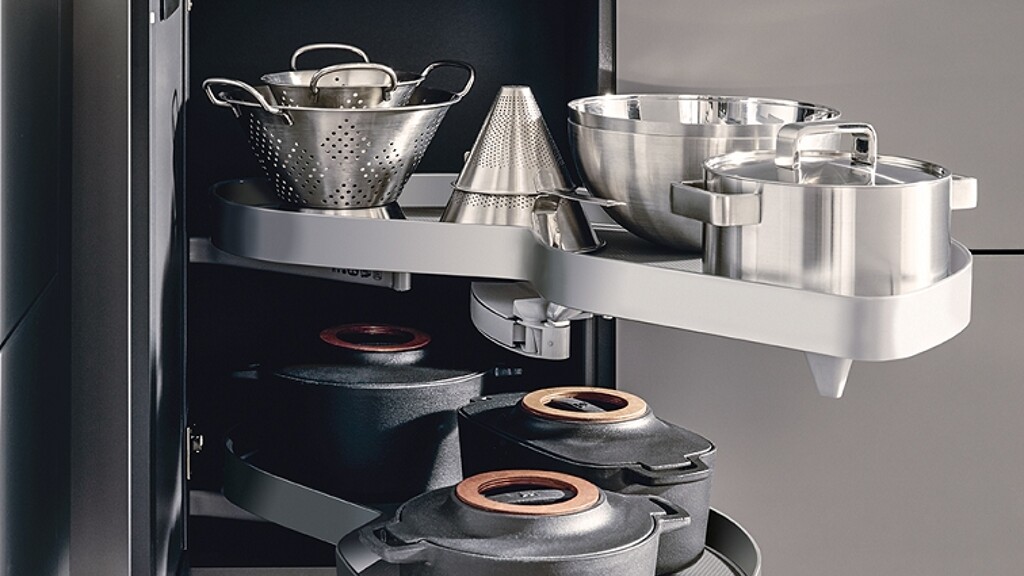 Een Le Mans hoekkast met uittrekbare plateaus voor potten en pannen, Ook in next125 keukens.
