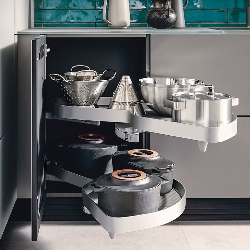 Ein Le Mans-Eckschrank mit ausziehbaren Tabletts für Töpfe und Pfannen, auch in next125-Küchen.