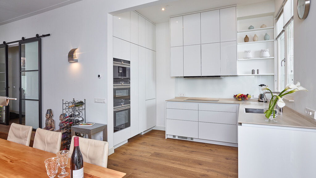 U- oder Eckküche von Poggenpohl in strahlendem Weiß mit extra hohen Schränken - Ekelhoff Kuchen in Nordhorn