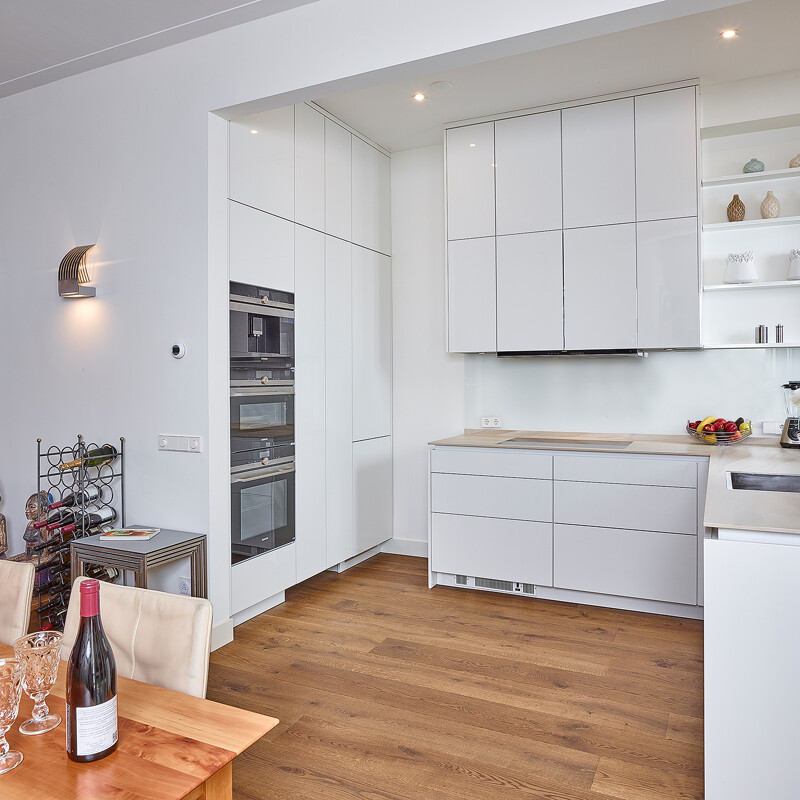 U- oder Eckküche von Poggenpohl in strahlendem Weiß mit extra hohen Schränken - Ekelhoff Kuchen in Nordhorn