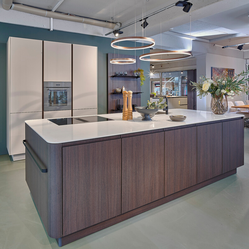 SieMatic: greeploze eilandkeuken in eiken Havanna en agaatgrijs bij Ekelhoff Keukens