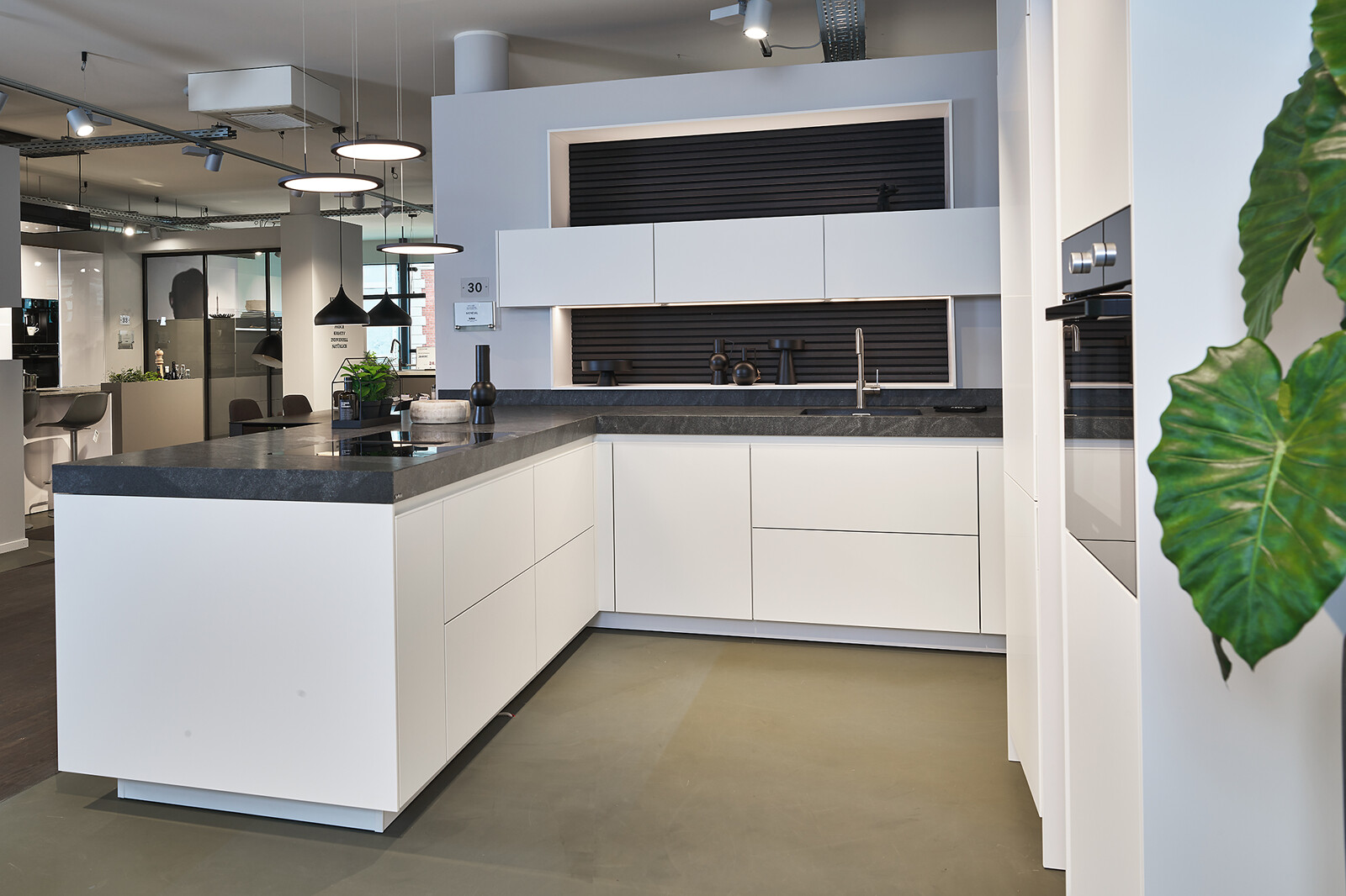 Showroomkeuken: SieMatic Mondial met schiereiland in lotuswit en eiken darjeeling met 8 cm granieten keukenblad