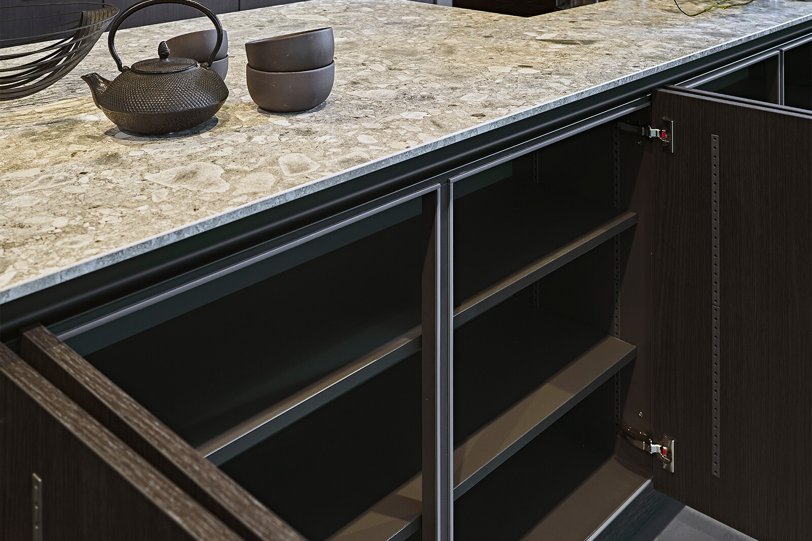 Showroomkeuken: Siematic S2 eilandkeuken in zwart Eiken Darjeeling, keramiek blad en Miele apparatuur