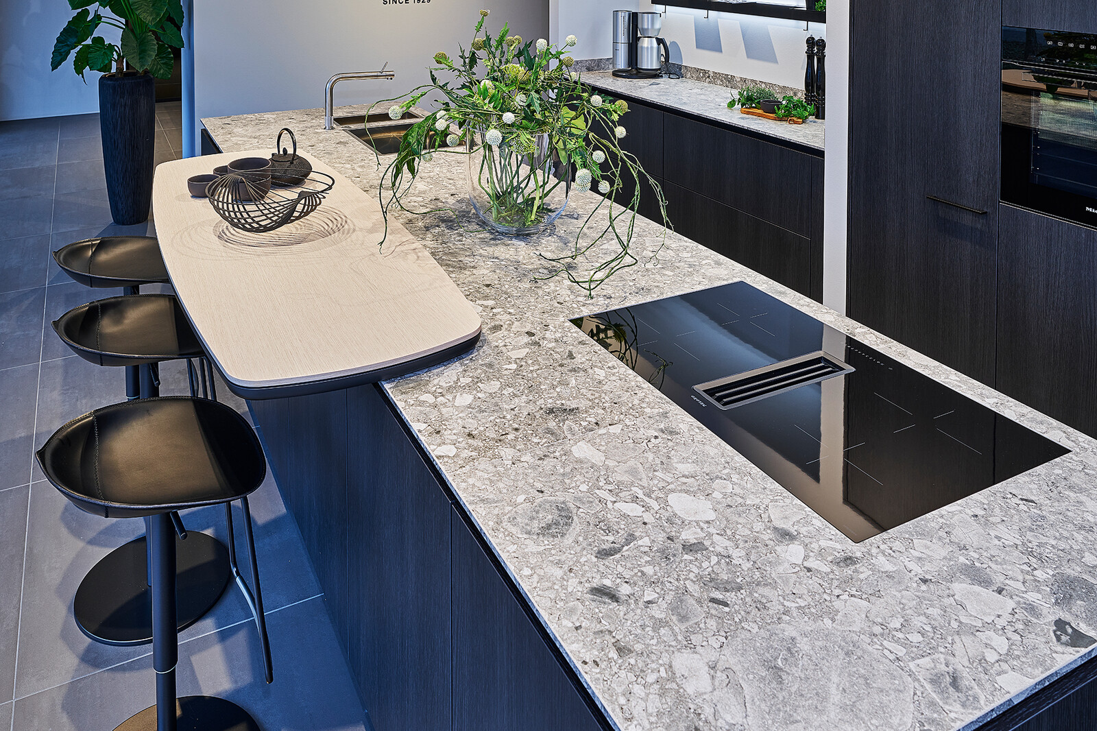 Showroomkeuken: Siematic S2 in donker Eiken Darjeeling, keramiek terrazzo blad en Miele apparatuur