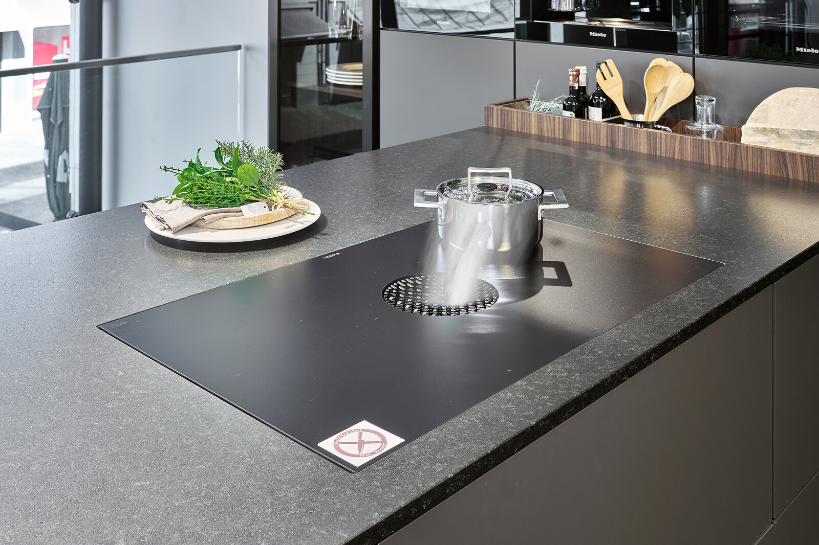 Showroomkeuken: SieMatic S2: grafietgrijze keuken met graniet keukenblad en mat Bora X-pure kookveld