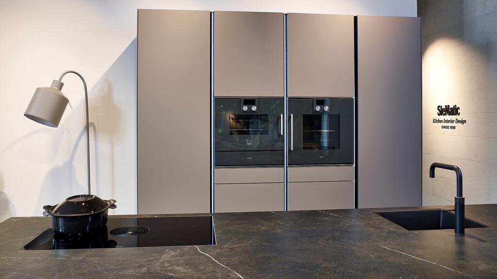 Showroomkeuken SieMatic SLX eilandkeuken in steengrijs_Ekelhoff Keukens Nordhorn