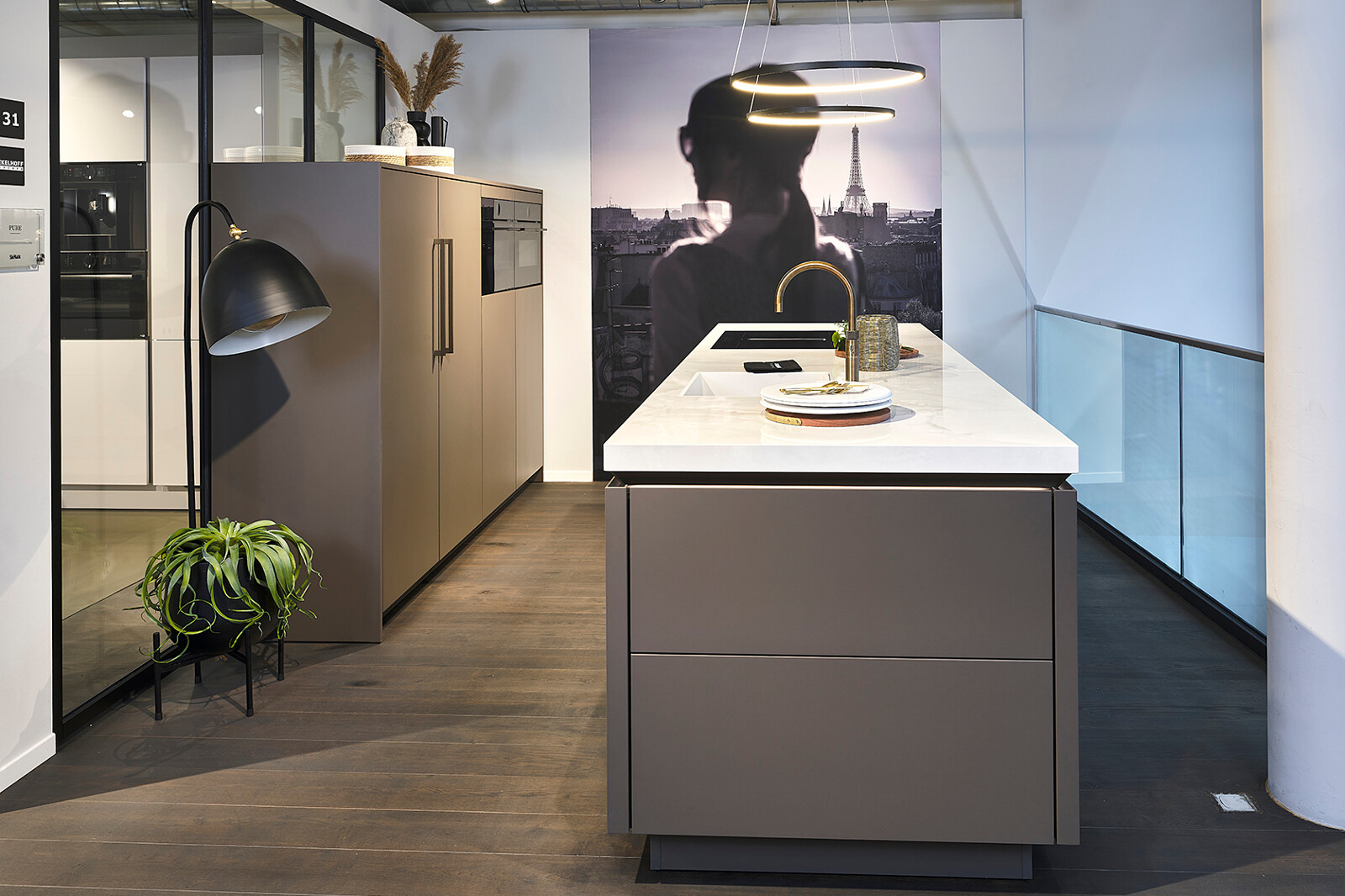 Showroomkeuken: SieMatic SLX-LS eilandkeuken Umbra matlak met Dekton blad