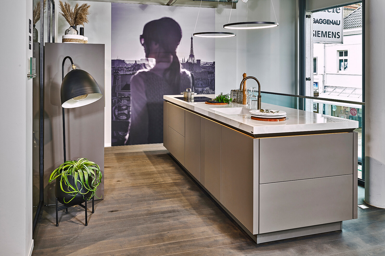 Showroomkeuken: SieMatic SLX-LS eilandkeuken Umbra matlak met Dekton keramiek blad