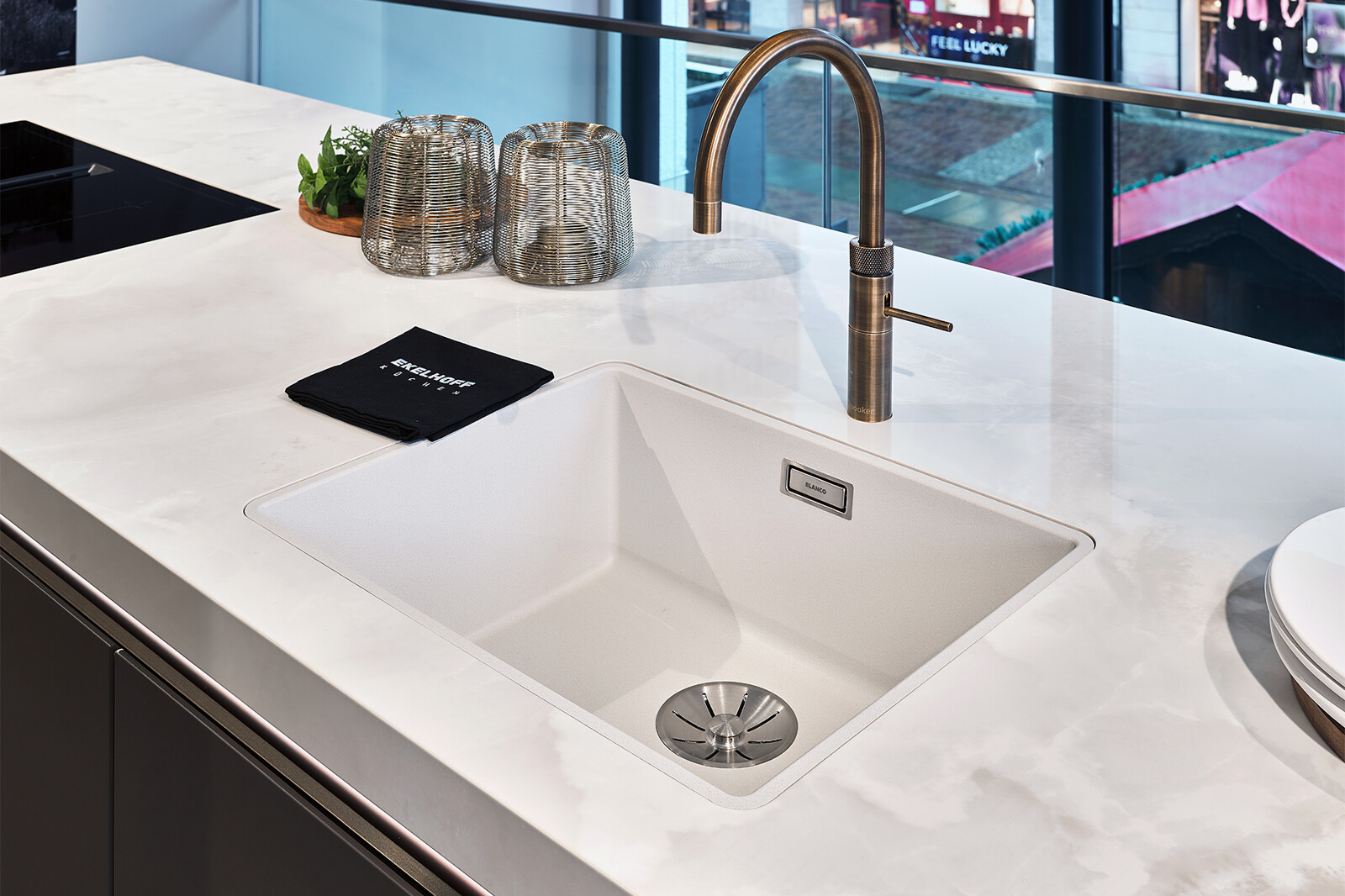Showroomkeuken: SieMatic SLX-LS eilandkeuken Umbra met dekton blad en messing kraan