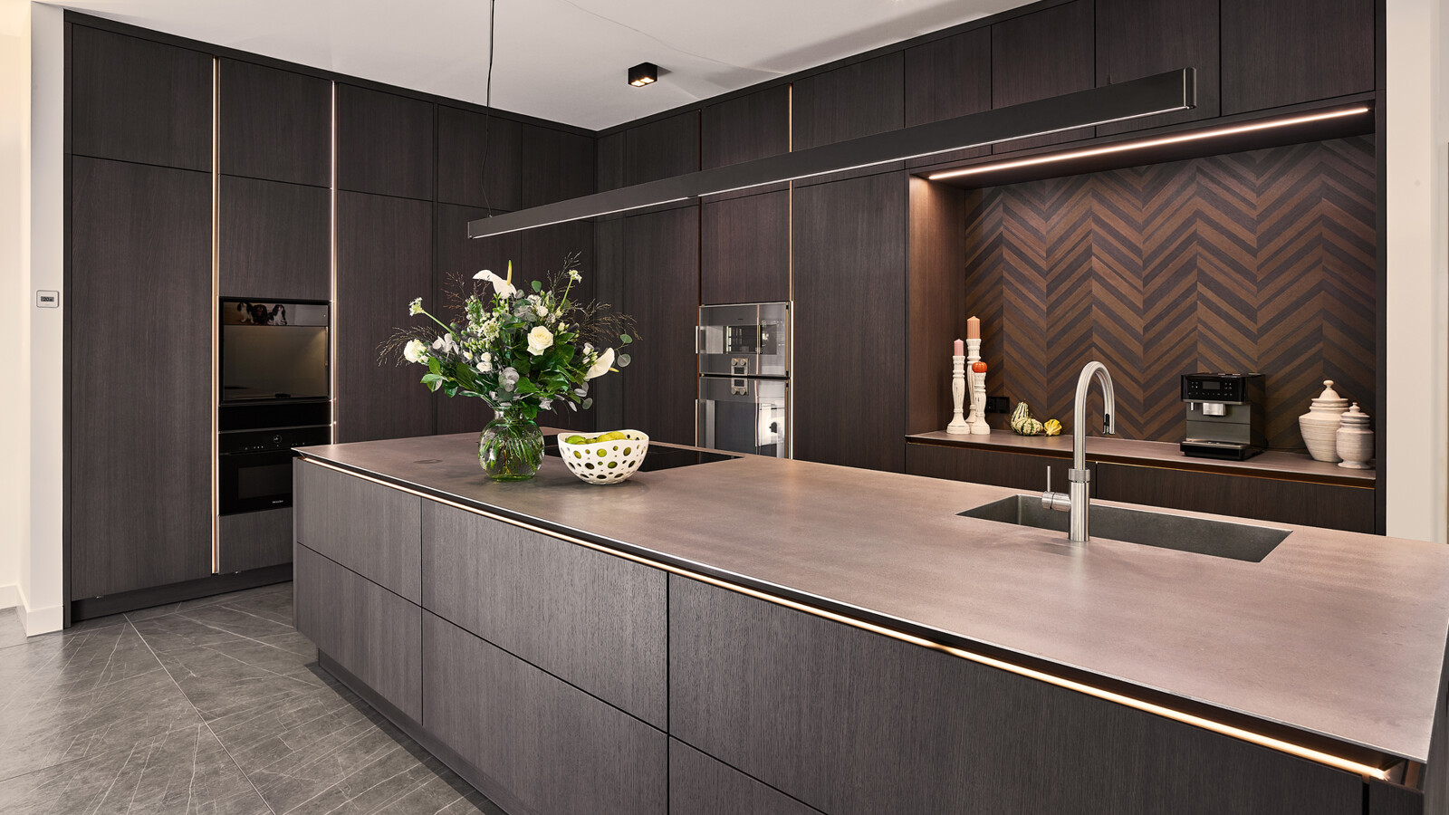 Schöne SieMatic SLX Küche mit Edelstahl-Arbeitsplatte in dunklem Eichenfurnier Hazel Brown - realisiert durch Ekelhoff Küchen in Nordhorn