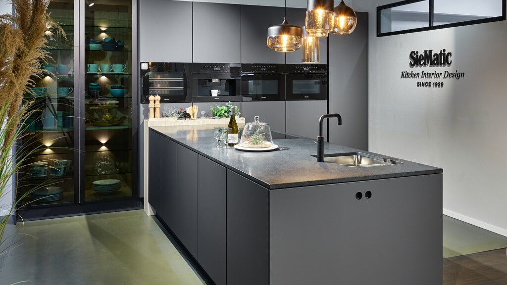 Siematic Urban showroomkeuken, te zien bij Ekelhoff Keukens in Nordhorn, Filiaal Küchenhaus.