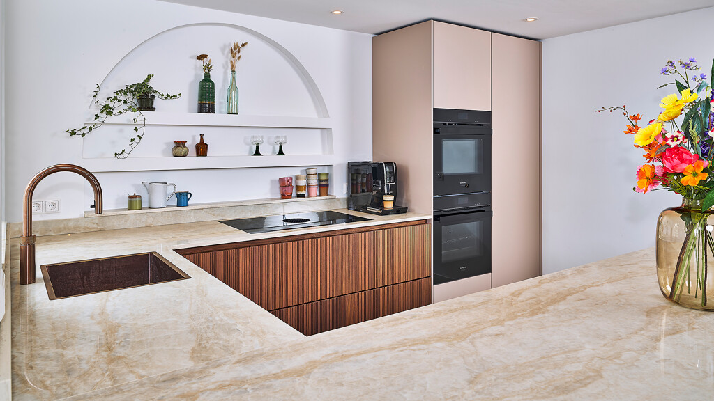 U-Küche mit Halbinsel-Nussbaum Rillenfronten-Ballerina Küchen