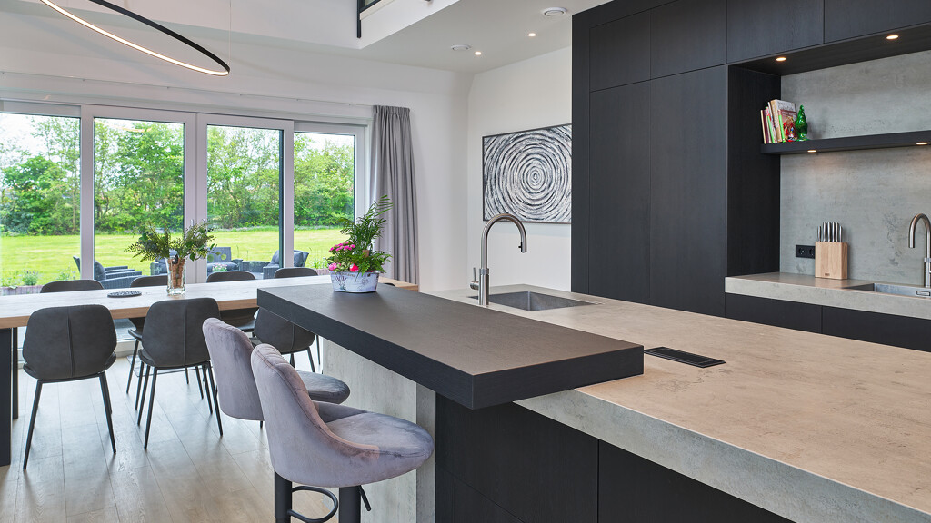 unikat-maatwerkkeuken-gerookt-donker-eiken-keramiek-werkblad-Ekelhoff-Kuchen