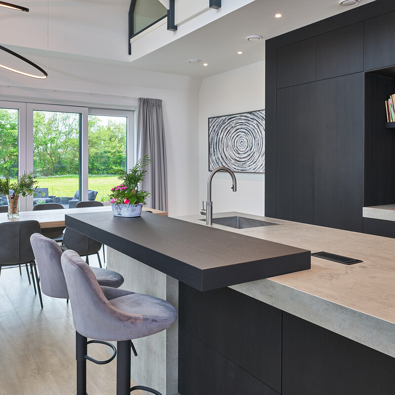 unikat-maatwerkkeuken-gerookt-donker-eiken-keramiek-werkblad-Ekelhoff-Kuchen