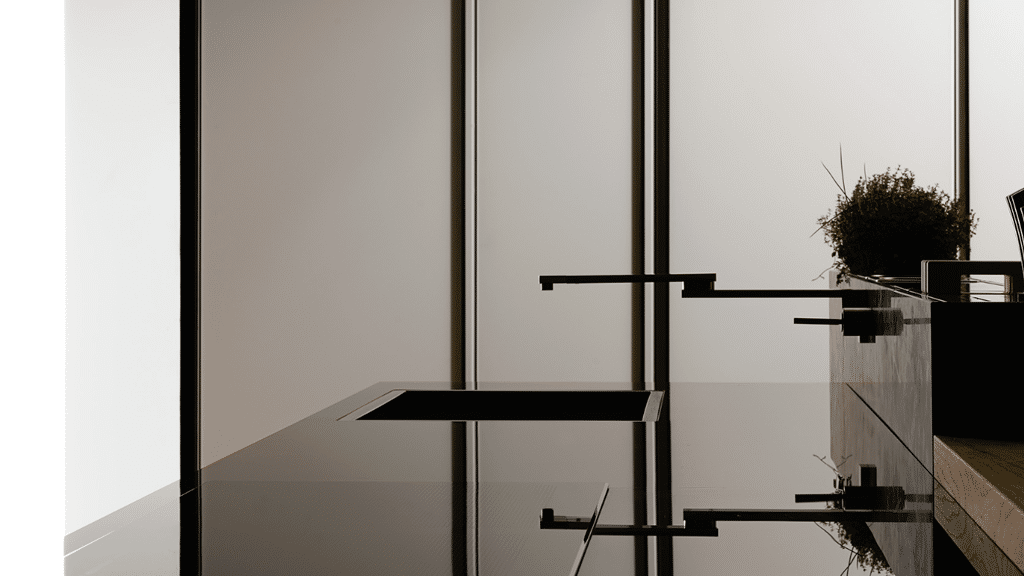 Valcucine Artematica mit dunkler Glasarbeitsplatte von Ekelhoff Kuechen