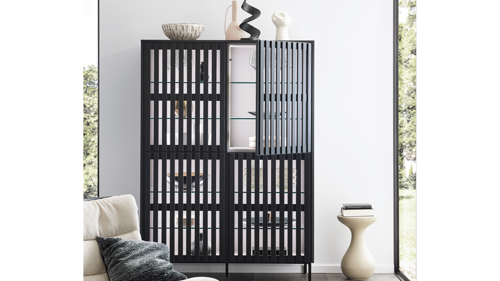 Vitrine 'Stripelement' mit Lamellen. Von Ballerina Küchen, zu sehen bei Ekelhoff Küchen in Nordhorn.