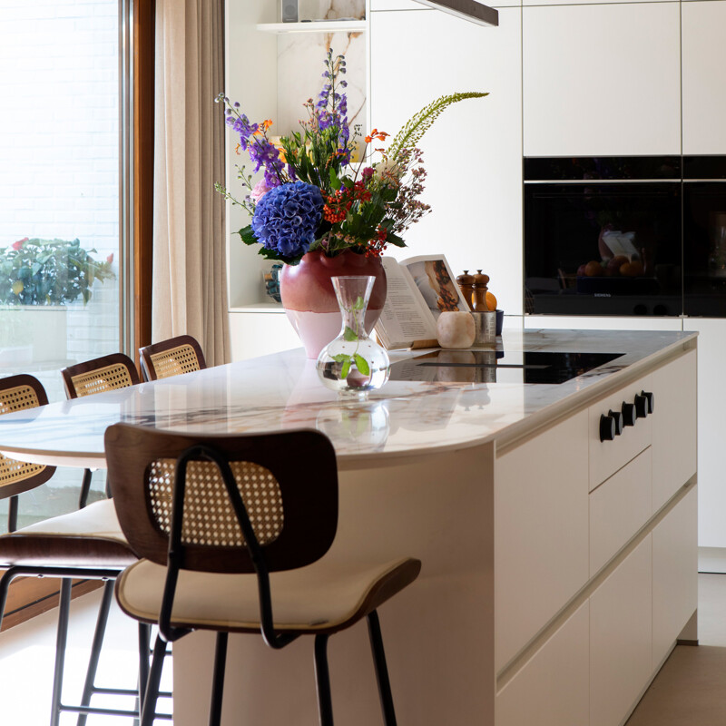 witte designkeuken-zwevende bar-Ekelhoff Keukens