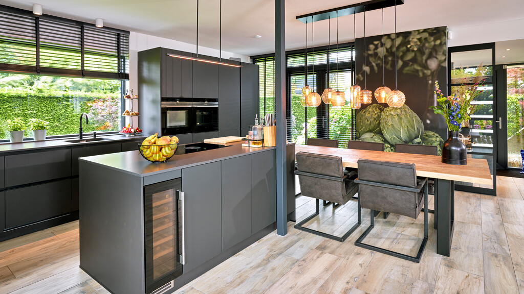 Zwarte hoekkeuken van Contur met composiet werkblad bij Ekelhoff Keukens