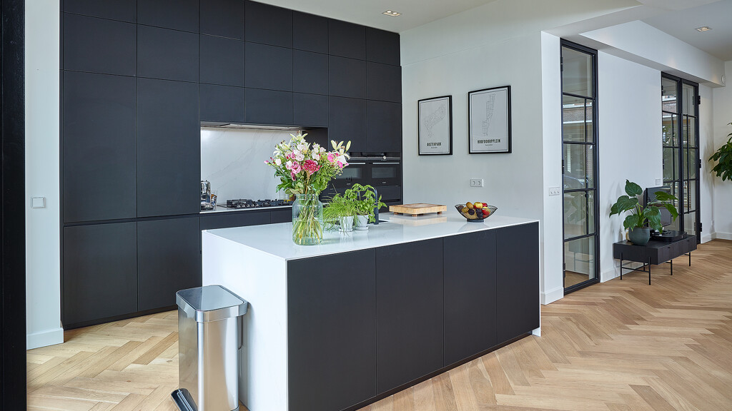 Keuken zwart wit met mameren blad in Amsterdam! Zwarte keuken met wit werkblad van next125 NX240 - van Ekelhoff Kuchen