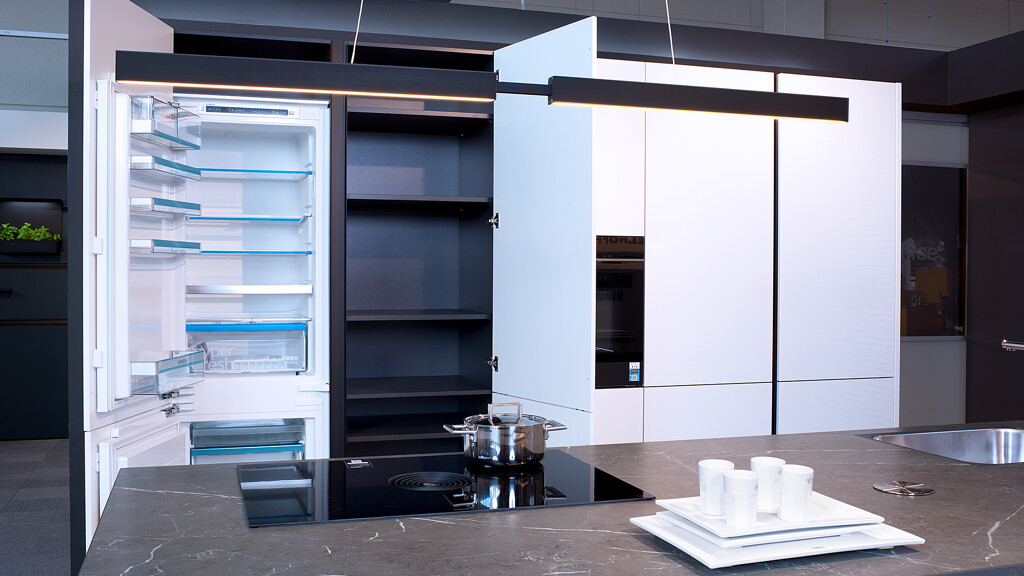 Aanbieding keuken voor actieprijs contur eilandkeuken in hoogglans kristalwit met zitgelegenheid - Ekelhoff Keukens